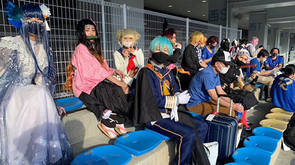 コスプレしながらサッカー観戦!